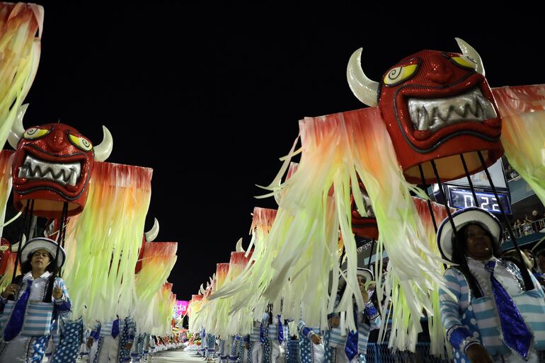 Los integrantes de la escuela de samba São Clemente desfilando en el sambódromo de Rio de Janeiro, este lunes durante el carnaval 2020 de Río de Janeiro (Brasil).