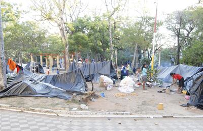 En 2009, sin rejas. Hasta finales del 2009, esta área verde estaba convertida en un chiquero a causa de las ocupaciones. La protesta de los frentistas hizo que la Comuna reaccionara.