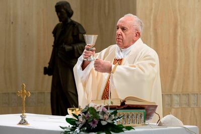 El papa Francisco hoy, 1 de mayo, en Casa Santa Marta, durante una misa.