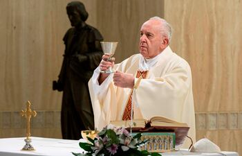 El papa Francisco hoy, 1 de mayo, en Casa Santa Marta, durante una misa.