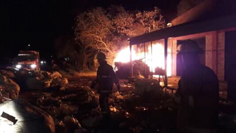 Incendio en predio de reciclaje de plásticos en Capiatá.