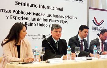 acto-de-apertura-del-seminario-internacional-sobre-alianza-publico-privada-que-culminara-hoy-en-asuncion-con-participacion-de-expertos-internacionale-222900000000-1487843.jpg
