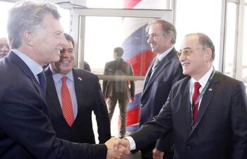 el-presidente-argentino-mauricio-macri-saluda-al-director-paraguayo-de-la-eby-ing-ngel-recalde-a-su-llegada-a-la-represa-junto-con-el-presidente-c-201954000000-1585916.jpg
