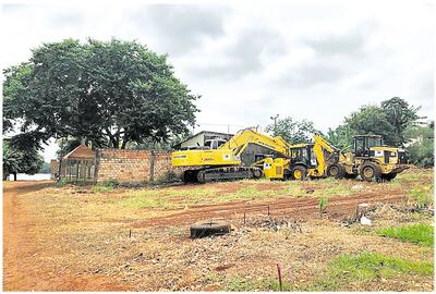 Las maquinarias traídas a la zona de obras de la Costanera del lago Acaray se encuentran estacionadas por la paralización.