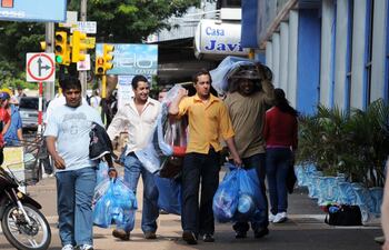 el-fin-de-semana-ltimo-se-registro-un-leve-repunte-del-comercio-en-la-zona-los-compristas-vuelven-a-invadir-salto-del-guaira-194821000000-1511126.jpg