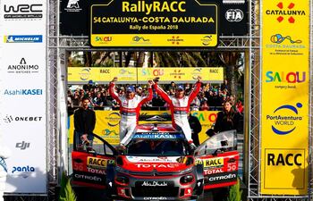 sebastien-loeb-d-y-su-copiloto-daniel-elena-celebran-en-lo-mas-alto-del-podio-del-rally-racc-en-espana-afp--204631000000-1770865.jpg