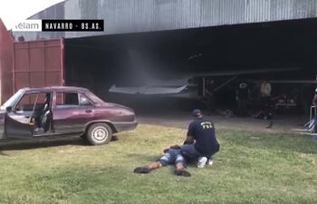 un-agente-antidroga-reduce-a-uno-de-los-narcos-frente-al-garaje-que-tenian-alquilado-en-el-aeroclub-de-la-ciudad-de-navarro-foto-de-telam-204645000000-1568075.jpg