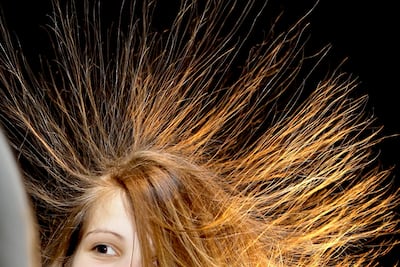 El aire es seco y el cabello se electriza. Esto se puede remediar con un poco de humedad mediante enjuagues o aceites.