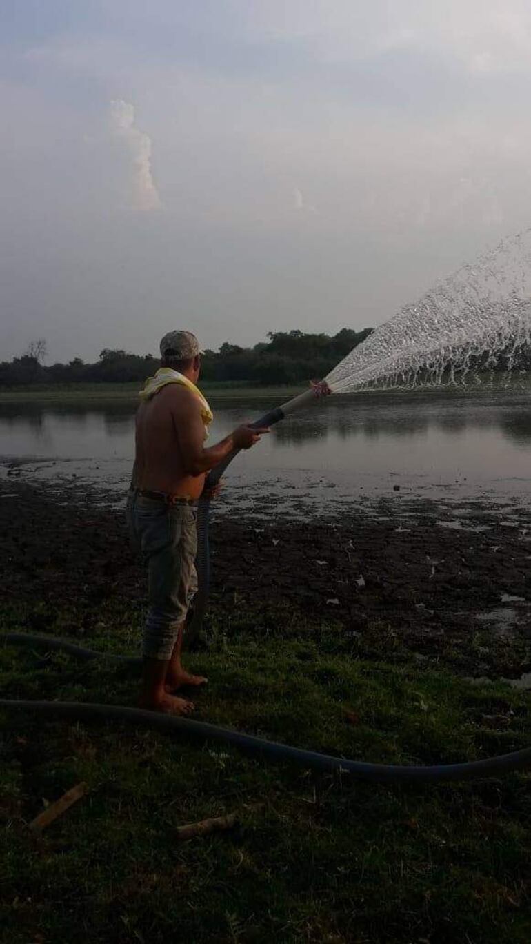 Vecinos tratan de llevar agua a la laguna, pero solo una lluvia sería una solución real.