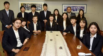 Los voluntarios de la Koica, que  comenzaron a trabajar  hoy, visitaron la redacción de ABC.