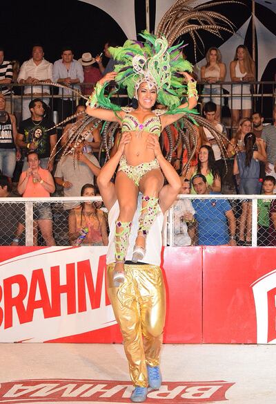 Belén Irala, una de las pasistas, durante su presentación en el sambódromo.