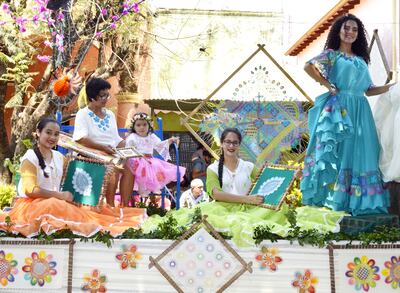 Carroza que el año pasado participó del colorido y alegre desfile por el Día Nacional del Ñandutí.