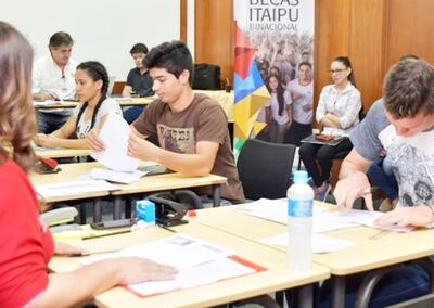 Este año, los jóvenes interesados en acceder a una beca para estudios universitarios deberán postularse vía online.