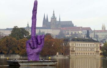 una-peineta-fondeada-en-praga-muestra-el-desprecio-al-presidente-checo-123452000000-616996.jpg