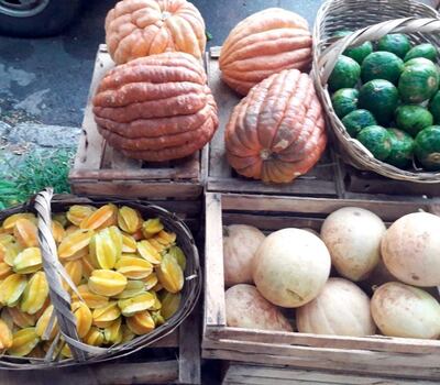 Variedad de frutas, hortalizas  y verduras están disponibles.