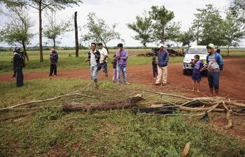 campesinos-impiden-que-un-equipo-periodistico-de-abc-color-ingrese-hasta-la-casa-del-colono-roque-gibbert-no-van-a-entrar-dijeron-tajante--221056000000-1512022.jpg