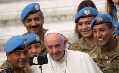 El Papa Francisco posa para una foto con soldados argentinos de las Naciones Unidas, este miércoles, en el Vaticano.