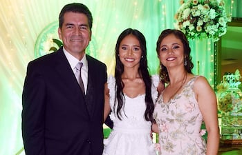la-agasajada-con-sus-padres-cesar-paredes-y-rosana-perez--191416000000-1675989.jpg
