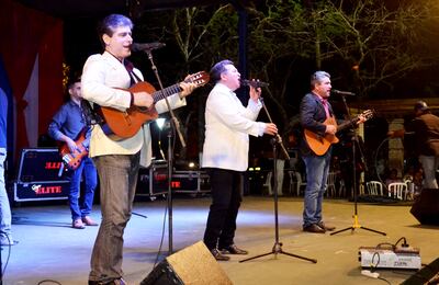 El trío San Valentín, conformado por Panchi Duarte, Erico Ávalos y Felino Ávalos, será hoy una de las atracciones de la 38° edición del Festival de la Raza. La agrupación guaireña cuenta con 19 años de trayectoria  sobre los escenarios.