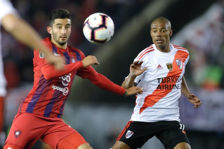 Mathías Villasanti despeja la pelota ante la mirada de De la Cruz, uno de los mejores jugadores de River ante Cerro.