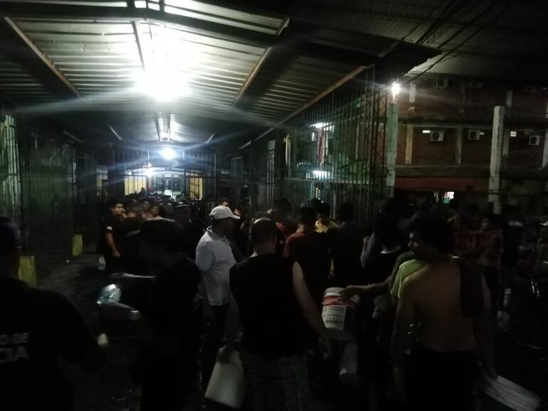 Provisión de agua en la Penitenciaría de Tacumbú.