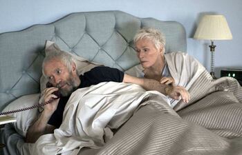 jonathan-pryce-y-glenn-close-en-el-comienzo-de-la-pelicula-la-esposa-dirigida-por-el-sueco-bjrn-runge--212927000000-1789615.jpg