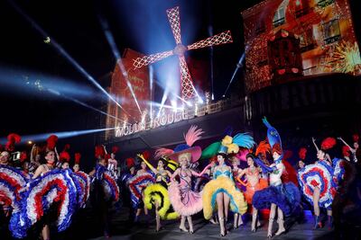 Una gran performance de las bailarinas del Moulin Rouge para celebrar los 130 años del antiguo cabaret francés.