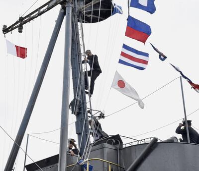 El presidente Mario Abdo Benítez sube al palo mayor del legendario cañonero  Humaitá, que fondea  en el río Paraguay, frente a la sede del   Comando de la Aviación Naval de la Armada, en  Sajonia.