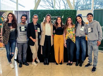 Las organizadoras de Amarbailar junto con varios de los profesores locales que participarán del encuentro.
