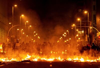 Los manifestantes incendian cartones junto a la Delegación del Gobierno en Barcelona durante los incidentes producidos al finalizar la movilización convocada por los CDR, el martes en la segunda jornada de protestas contra la sentencia condenatoria del Tribunal Supremo a los líderes independentistas del procés.