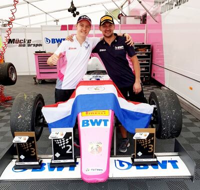 Joshua Duerksen posa junto a su ingeniero en jefe tras la culminación de la sexta fecha del Campeonato Italiano celebrado en Mugello, donde subió en tres ocasiones al podio.