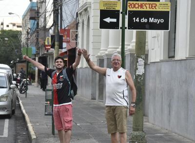 Un par de hinchas en el centro de Asunción.