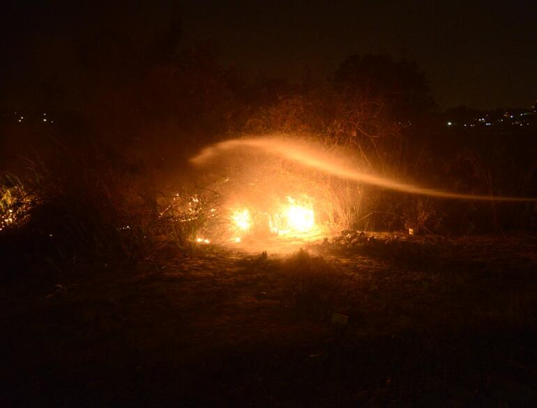 Bomberos intervienen ante irresponsable quema de basuras en la Costanera Norte.