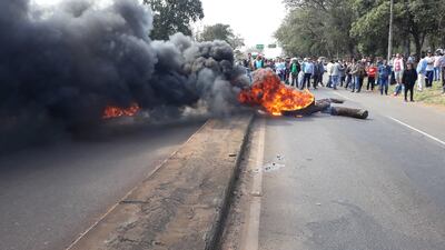Los manifestante queman cubiertas y troncos para cerrar el tramo.