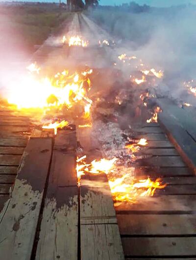 Los pobladores captaron el momento en que las llamas destruían parte del puente de madera.