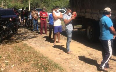 Los cantereros forman cola para recibir los kits de alimentos  entregados por el Despacho de la Primera Dama.