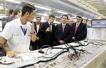 fabio-lopes-da-silva-gerente-de-planta-de-leoni-ag-paraguay-explica-al-presidente-horacio-cartes-el-funcionamiento-de-un-sector-de-la-planta-en-san-215227000000-1400976.jpg