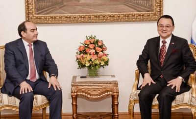 El canciller Antonio Rivas Palacios (izq.) con el embajador taiwanés ante nuestro país Diego Chou, ayer en sede del Ministerio de Relaciones Exteriores.