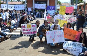 estudiantes-de-las-doce-facultades-de-la-una-hace-un-mes-incluso-llegaron-a-paralizar-sus-actividades-academicas-exigiendo-la-reforma-estatutaria--194531000000-1517755.jpg