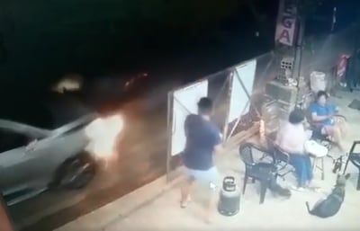 Una cámara de circuito cerrado captó el instante en que el automóvil Toyota Vitz que conducía el suboficial 1° de Policía Luis Miguel González Alvarenga colisiona contra la camioneta Hyundai.