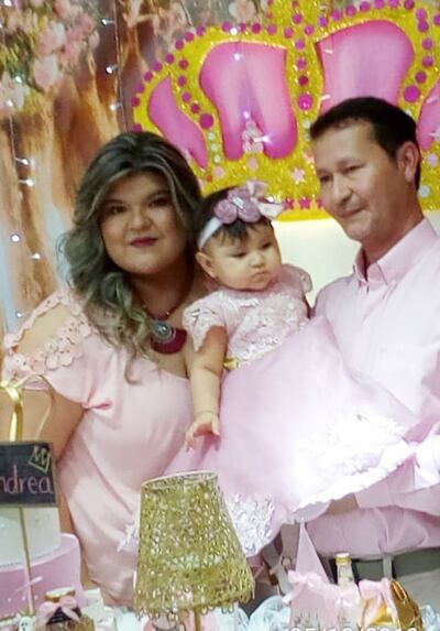Joséphine Andrea Leite Grangé festejó su 1er. añito, en Globo Show. Aquí, con sus padres, Jessica Andrea Grangé González y Carlos Rubén Leite Sánchez.