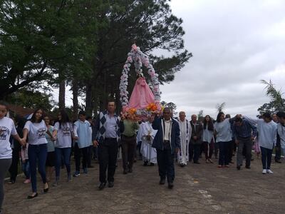 Al finalizar la misa, se realizó la procesión por las principales calles del distrito acompañada de la imagen de la Virgen del Rosario.