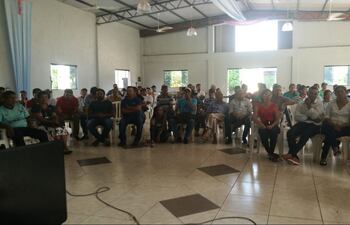 Los ciudadanos de Arroyito durante la asamblea que se llevó a cabo en la casa parroquial.