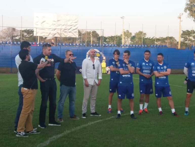 Pablo Escobar y su Cuerpo Técnico fueron presentados por los directivos.