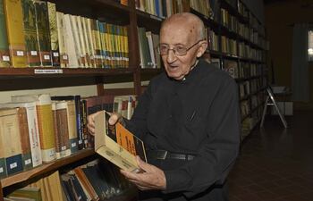 leer-libros-es-una-de-las-pasiones-del-padre-olegario-dominguez-el-misionero-llego-a-nuestro-pais-en-1980-dedico-gran-parte-de-su-vida-a-la-formacio-193013000000-1438366.jpg