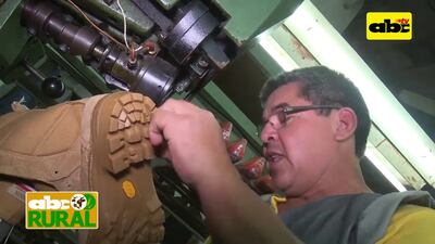 El sector de empresas vinculadas al gremio Asimcopar se abastece de proveedores locales en un 60%, entre productores y fabricantes de zapatos, ropas artículos de cuero, bijouteria y otros varios. La imagen un fabricante de calzados nacionales de Yaguarón.