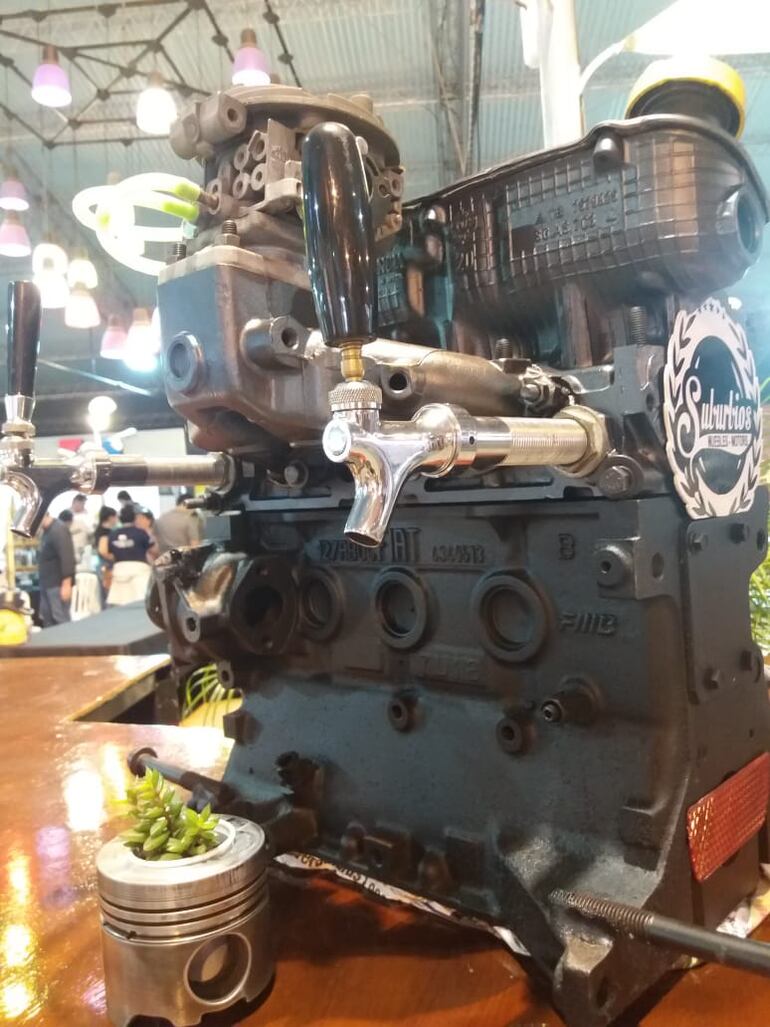 Motor de explosión de combustible restaurado como un dispensador de bebidas.