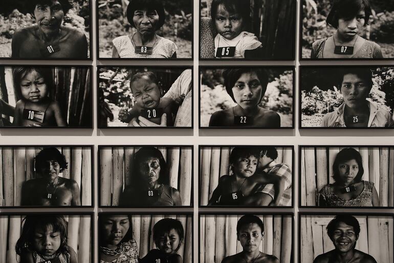 Las imágenes reflejan retratos de los individuos, la floresta, los paisajes del pueblo y hasta representaciones de rituales funerarios y chamánicos.