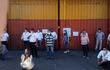 Algunos conductores con sus familiares se manifestaron frente a las oficinas de Sol y Expreso del Paraguay. La sede se encuentra cerrada hace casi dos meses.