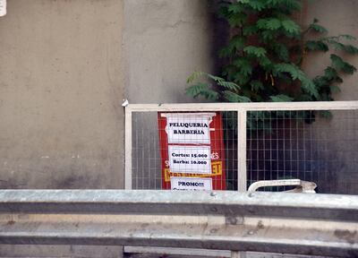 En este cartel se puede notar que los comerciantes incluso  ofrecen servicios de peluquería y barbería.